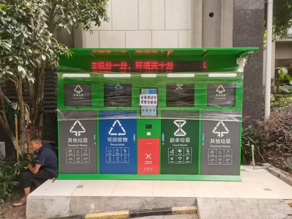 Dettaglio dei bidoni della spazzatura intelligenti 4 × 120L + 1 × 30L