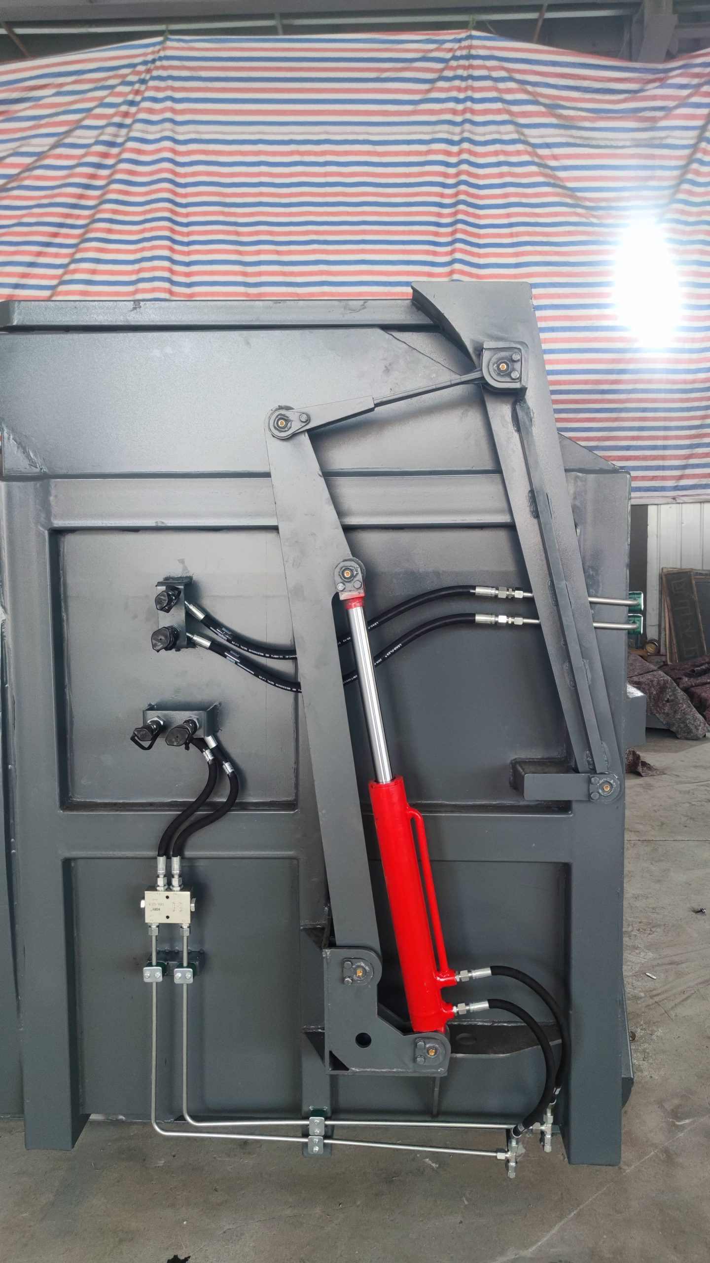 7m³ Mobile Compression Garbage Bin (With Hopper) detail