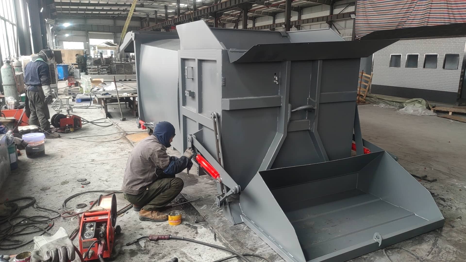 7m³ Mobile Compression Garbage Bin (With Hopper) manufacturer