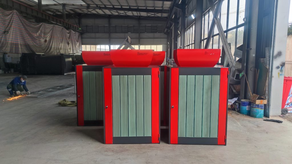 Armazenamento de contentores de lixo metálicos com rodas em fábrica